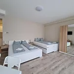 Oet Fenyo Apartmanhaz *