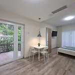 Oet Fenyo Apartmanhaz