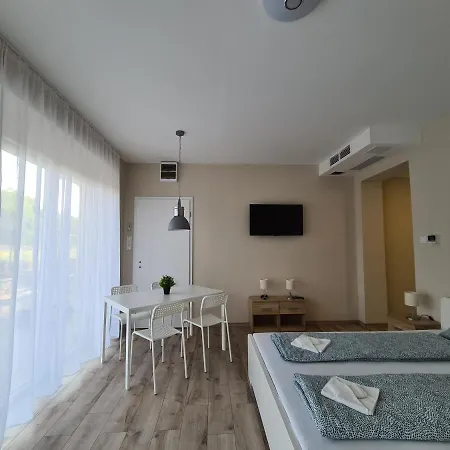 Oet Fenyo Apartmanhaz Lejlighed