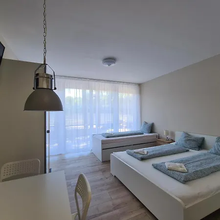 Oet Fenyo Apartmanhaz *