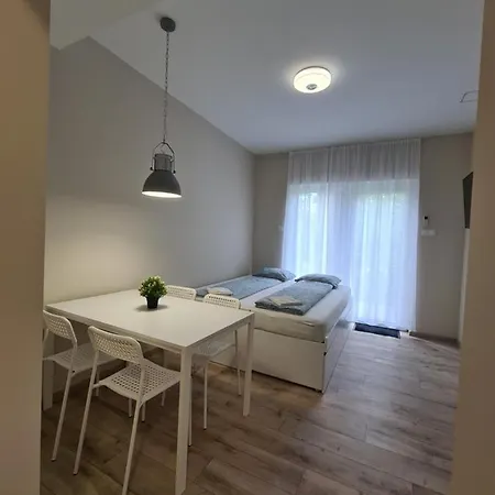 öt Fenyő *