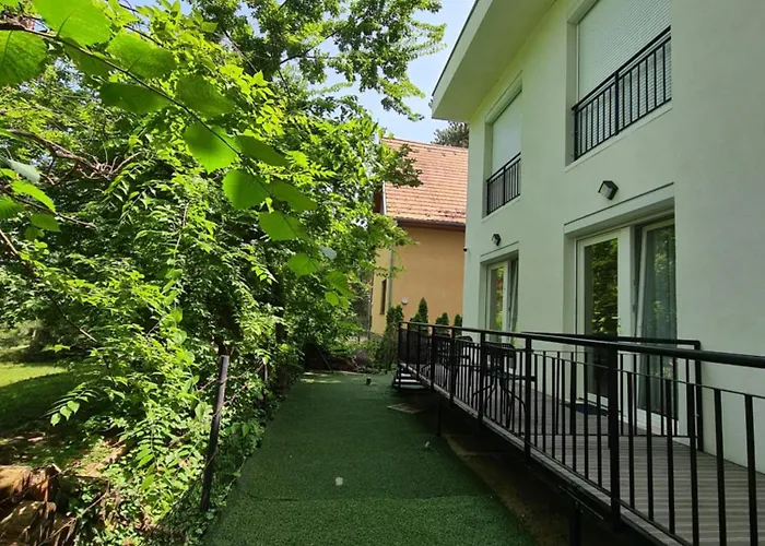 Oet Fenyo Apartmanhaz * شيوفوك